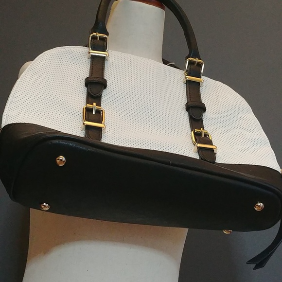 NWOT Black and White Faux Leather Shoulder Purse With Gold Toned Hardware - Picture 4 of 5